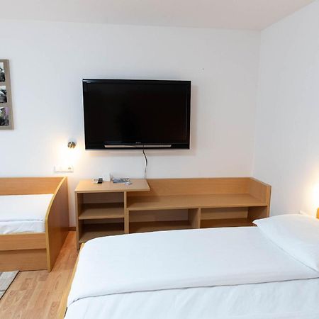 Apartmaji In Sobe Ramar Hotel Straza Bagian luar foto