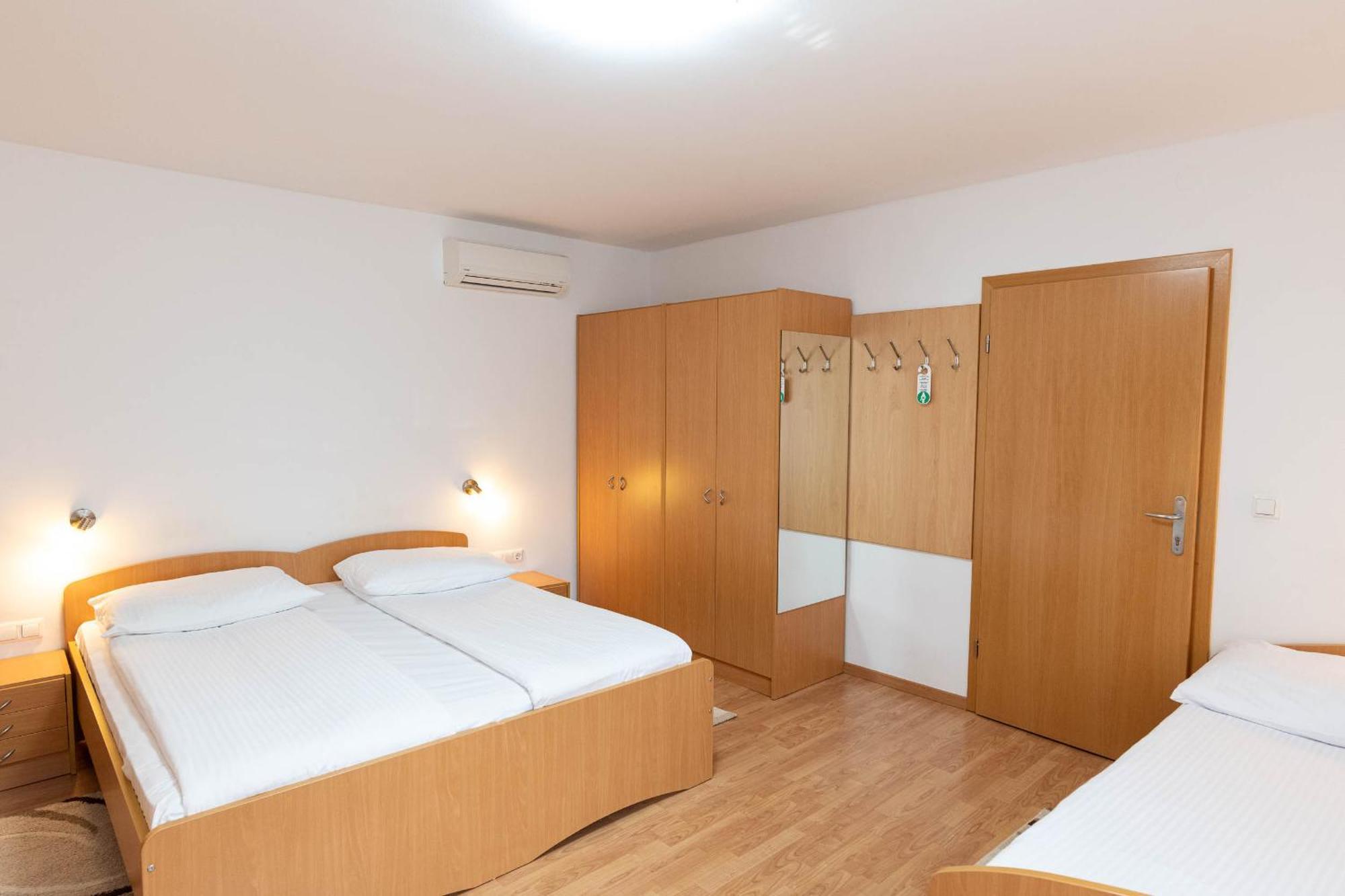 Apartmaji In Sobe Ramar Hotel Straza Bagian luar foto