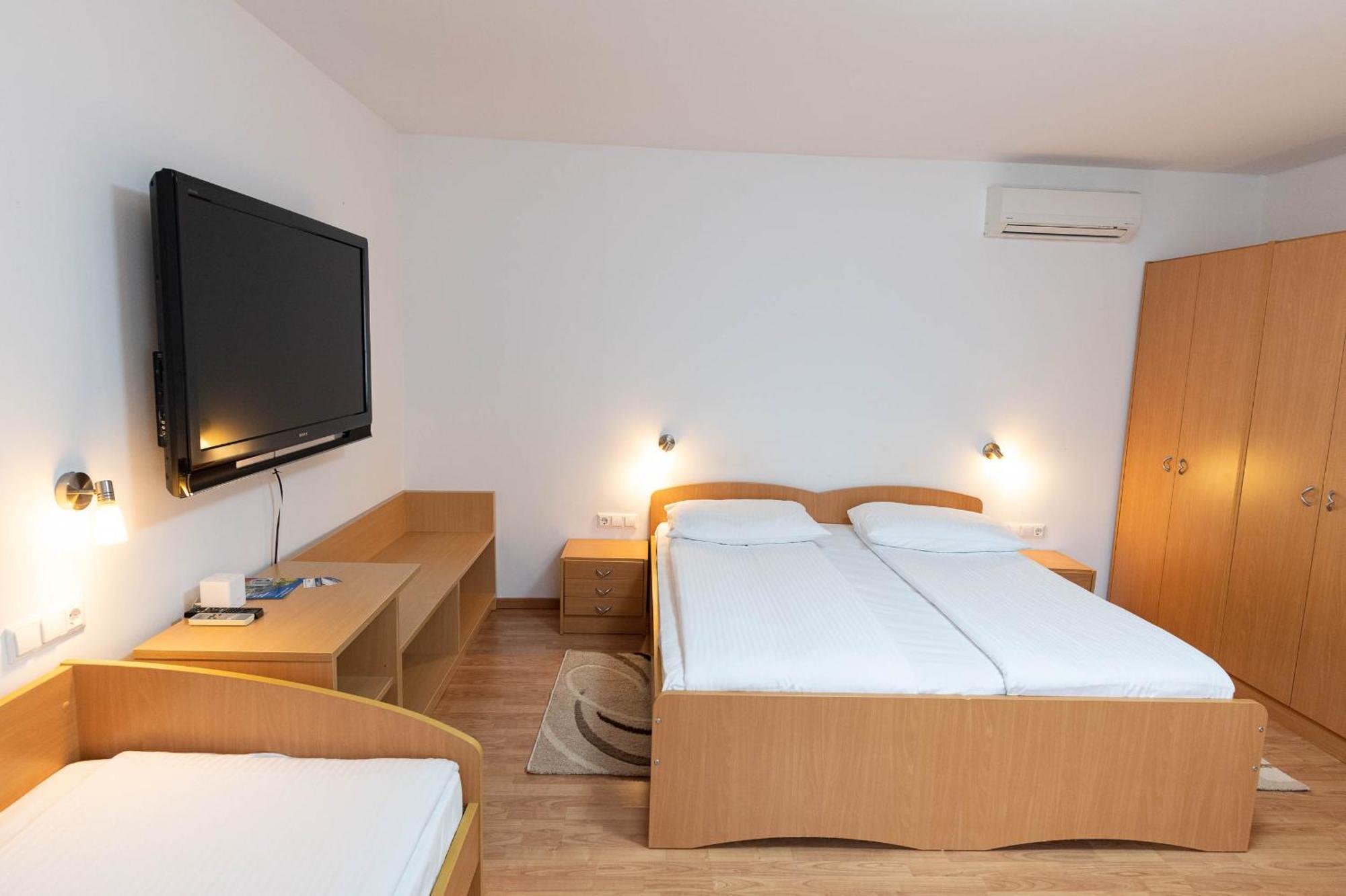 Apartmaji In Sobe Ramar Hotel Straza Bagian luar foto