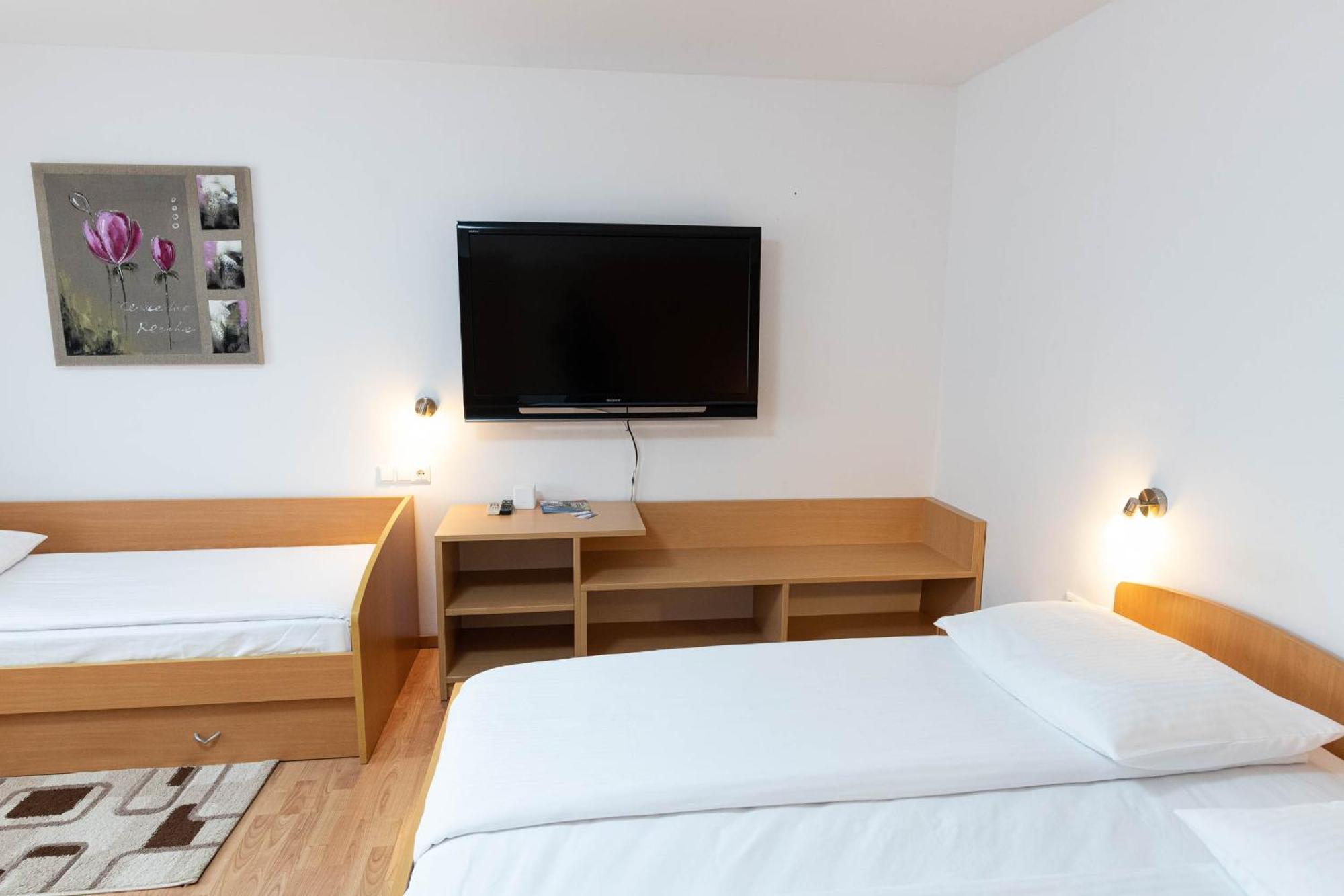 Apartmaji In Sobe Ramar Hotel Straza Bagian luar foto