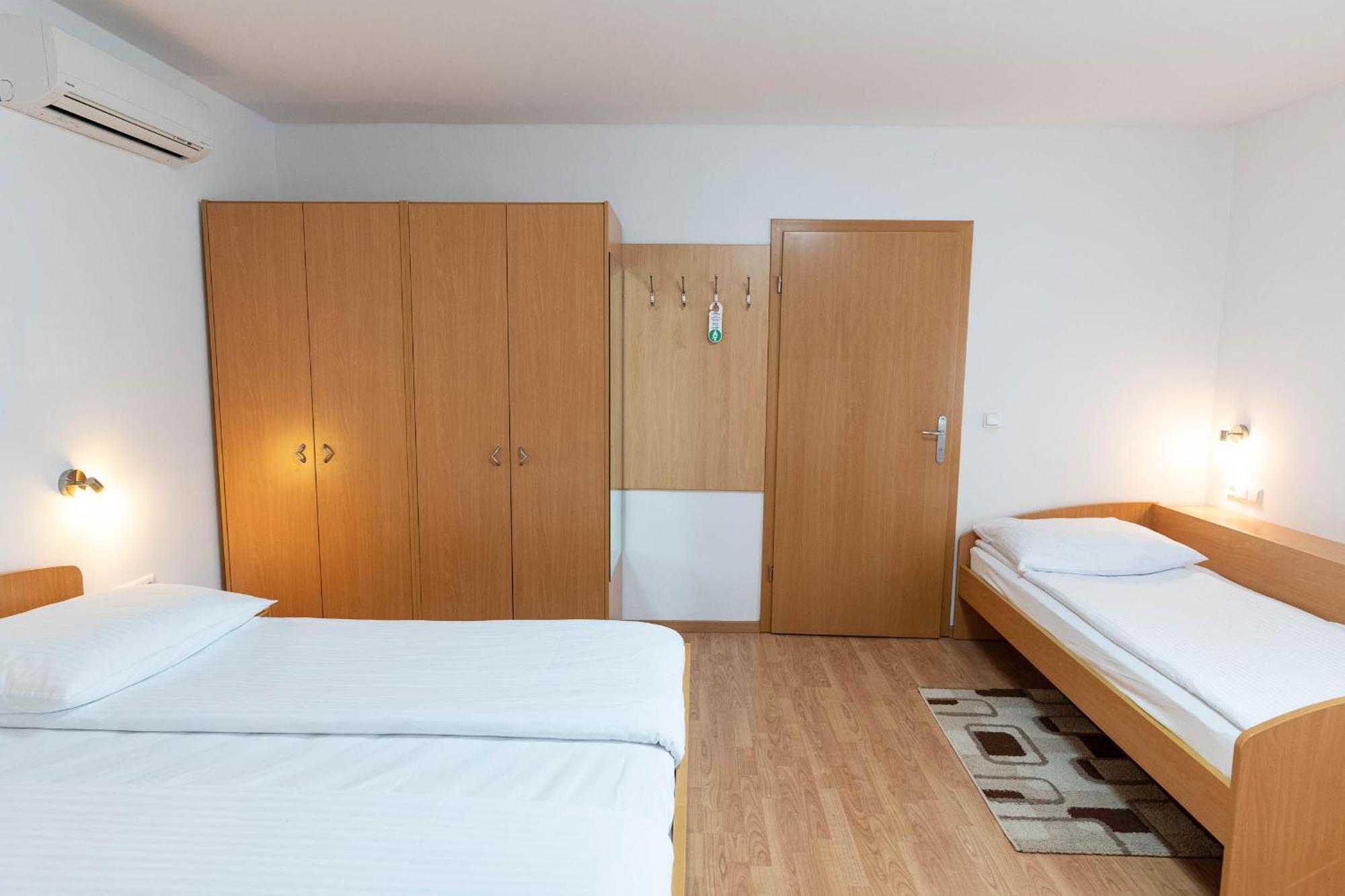 Apartmaji In Sobe Ramar Hotel Straza Bagian luar foto