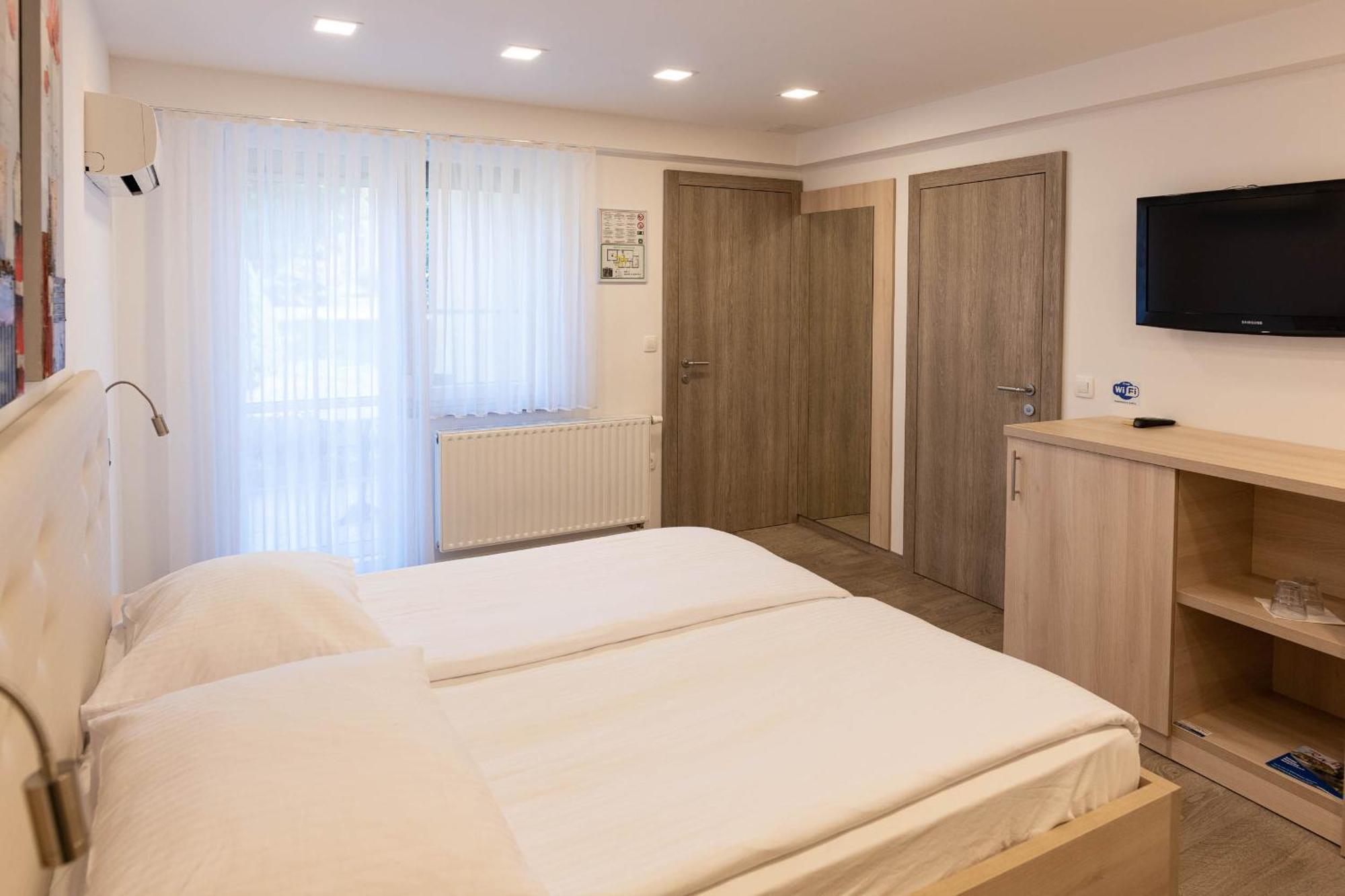 Apartmaji In Sobe Ramar Hotel Straza Bagian luar foto