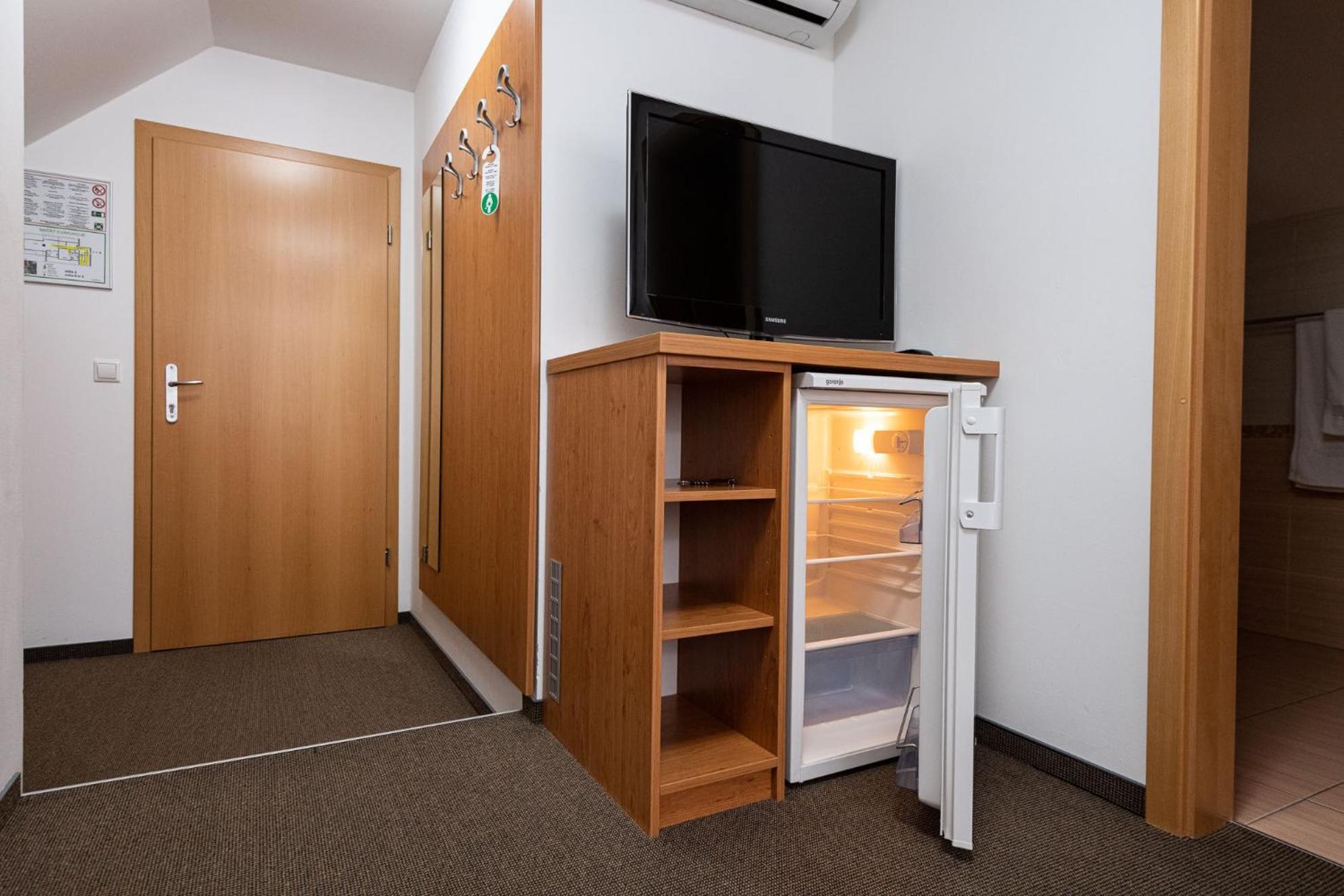 Apartmaji In Sobe Ramar Hotel Straza Bagian luar foto